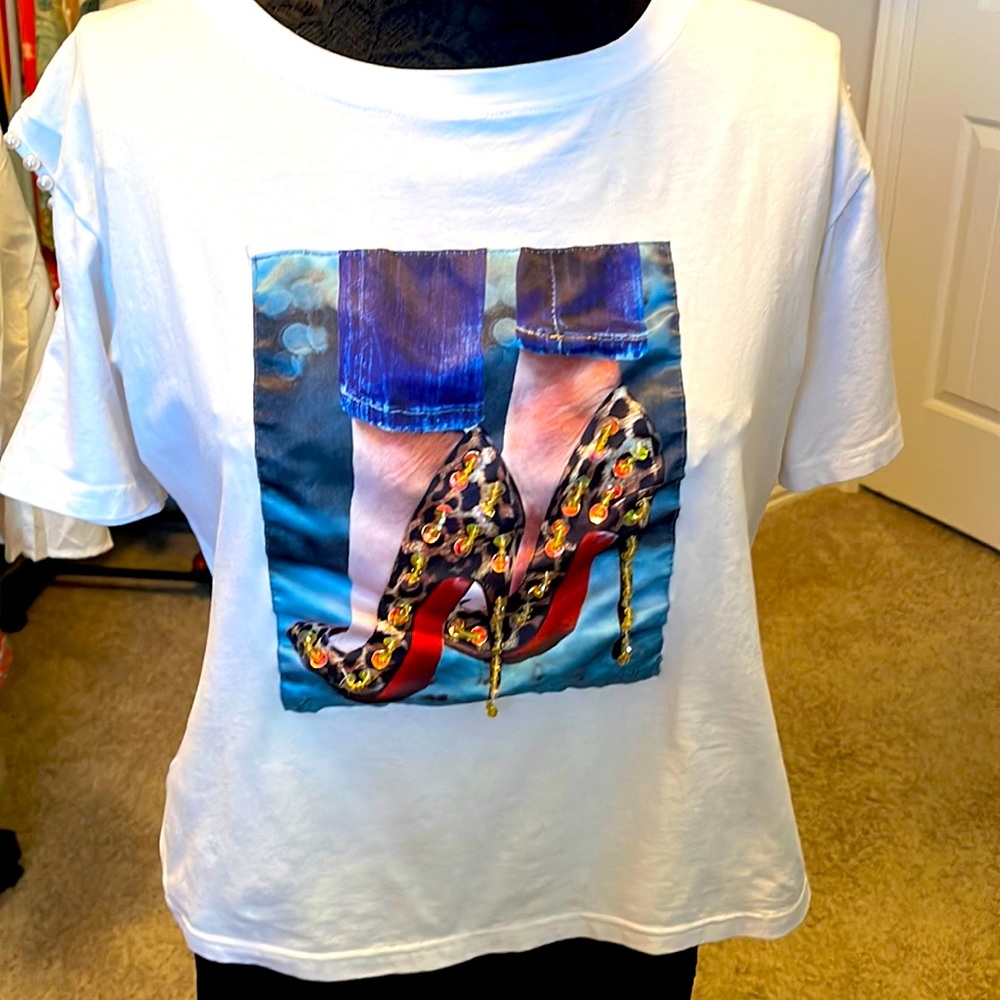 TShirt Pearls on cutout sleeve